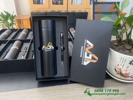 Set Quà Tặng (Bình+Bút) Màu Đen In Khắc Logo Bất Động Sản Và Định Cư Úc NSB