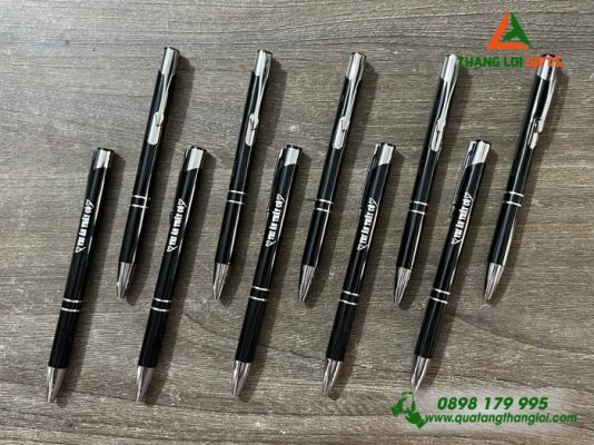 Bút Bi Kim Loại Khắc Logo Là Quà Tặng Thầy C