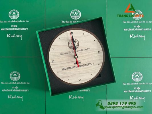 Đồng Hồ Tròn Để Bàn In Khắc Logo Bệnh Viện Nhi Đồng 2