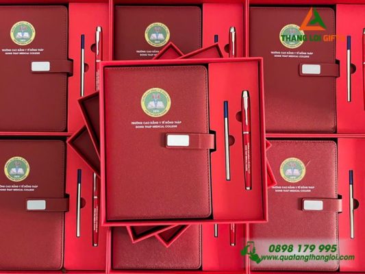 Bộ Quà Tặng (Sổ Dán Gáy+Bút) Màu Đỏ In Logo Trường Cao Đẳng Y Tế Đồng Tháp