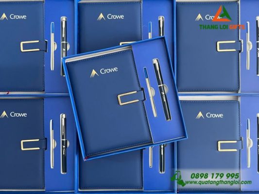 Set Quà Tặng (Sổ+Bút) Màu Xanh In Khắc Logo Doanh Nghiệp Crowe
