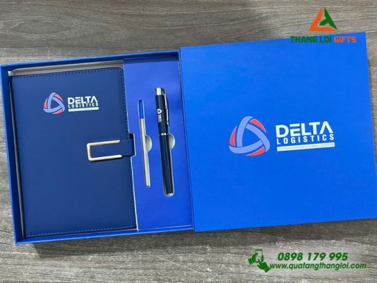 Bộ Quà Tặng (Sổ+Bút) Màu Xanh In Khắc Logo Doanh Nghiệp DELTA Logistics