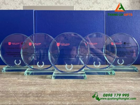 Cúp Thủy Tinh Tròn In Logo Trường Đại Học Văn Lang Làm Quà Tặng Vình Danh